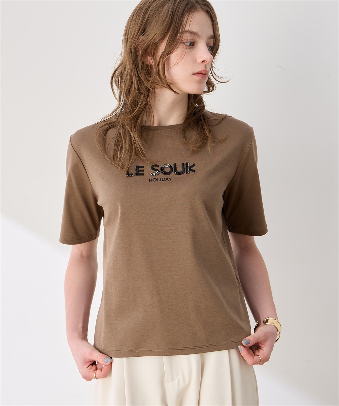 LE SOUK HOLIDAY ビーズ刺しゅうTシャツ【接触冷感・吸水速乾】