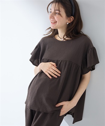 【UVカット】ゆったりフリル袖 カットジャガード マタニティ授乳ブラウス｜まくって授乳OK 産前産後対応（セットアップ対応）(ブラウン-Ｍ)