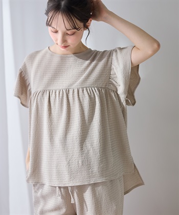 【UVカット】ゆったりフリル袖 カットジャガード マタニティ授乳ブラウス｜まくって授乳OK 産前産後対応（セットアップ対応）(オフベージュ-Ｍ)