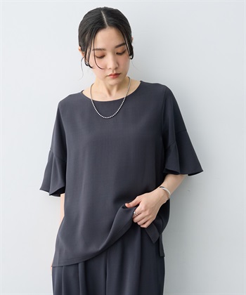 【anyfee×HINAコラボ】サマラクすっきりフレアチューリップスリーブブラウス《大きいサイズ》(チャコール-LL)