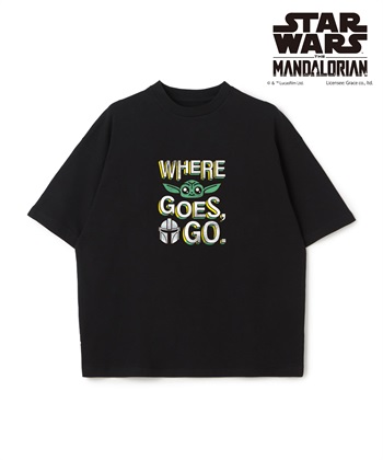 【STAR WARS/スターウォーズ】マンダロリアン・アンド・グローグー半袖Tシャツ / Over Harf Sleeve T-shirt《UNISEX》(ブラック-M)